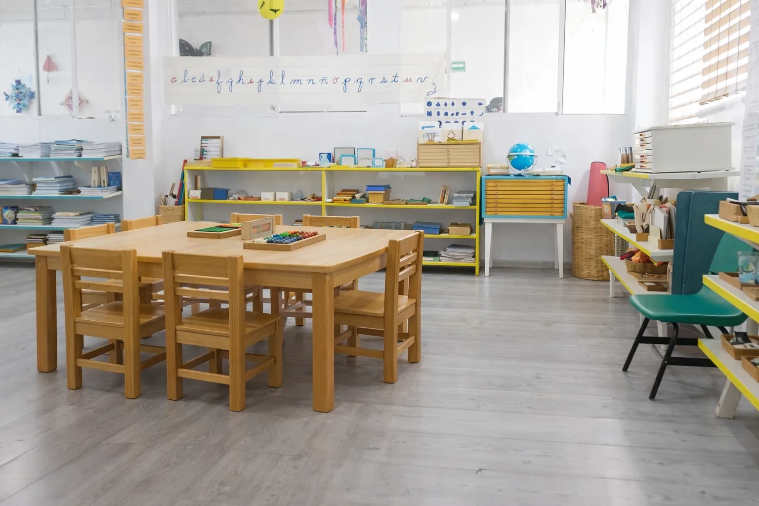 Espacio amplio de trabajo con mesas Montessori