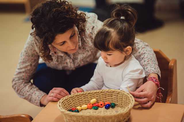 Guía acompañando niño