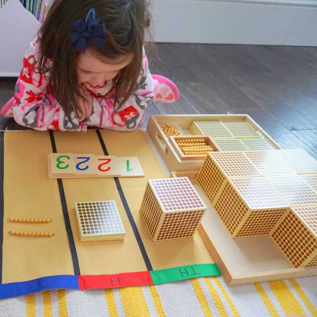 Niños trabajando con materiales